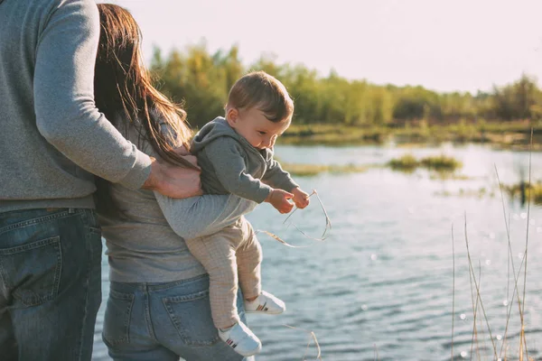 호수 물 배경 야외에 귀여운 아기 소년과 행복 한 가족, 자연 개념에 감도 — 스톡 사진