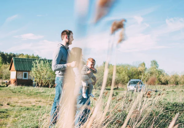 Счастливая семья с симпатичным мальчиком на деревенском доме и природе на открытом воздухе, чувствительность к понятию природы — стоковое фото