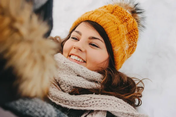 Το ευτυχισμένο ζευγάρι στο δασικό πάρκο, σε κρύα εποχή. Ευτυχισμένο κορίτσι μελαχρινή με κίτρινο καπέλο. Ταξίδια περιπέτεια ιστορία αγάπης — Φωτογραφία Αρχείου