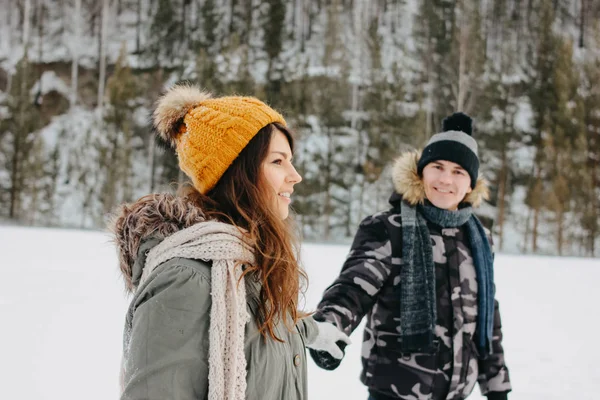 La feliz pareja enamorada en el parque natural del bosque en temporada fría. Viajes aventura historia de amor —  Fotos de Stock