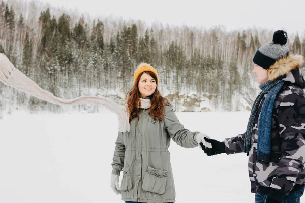 Το ευτυχισμένο ζευγάρι στην αγάπη με το δασικό πάρκο φύση στην κρύο σεζόν. Ταξίδια περιπέτειας ιστορία αγάπης — Φωτογραφία Αρχείου