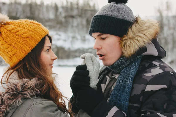 Coppia felice al parco naturale della foresta nella stagione fredda. L'uomo scalda le mani della ragazza. Viaggio avventura storia d'amore — Foto Stock