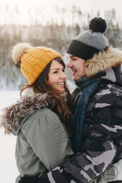 La coppia felice innamorata al parco naturale della foresta in stagione fredda. Viaggio avventura storia d'amore — Foto Stock