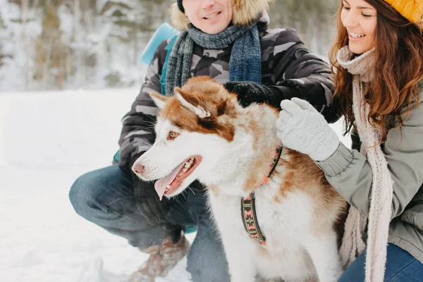 Το ευτυχισμένο ζευγάρι με το σκύλο Haski στο δασικό πάρκο της φύσης σε κρύα εποχή. Ταξίδια περιπέτεια ιστορία αγάπης — Φωτογραφία Αρχείου