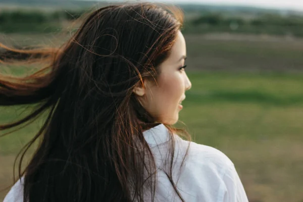 Close up retrato de bela menina cabelo longo despreocupado em roupas brancas no campo da natureza, vista de trás. Sensibilidade ao conceito de natureza — Fotografia de Stock