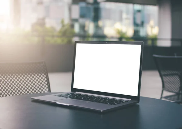 Portátil abierto con pantalla blanca en la mesa en la cafetería de la calle al aire libre, maqueta, negocio, concepto independiente — Foto de Stock