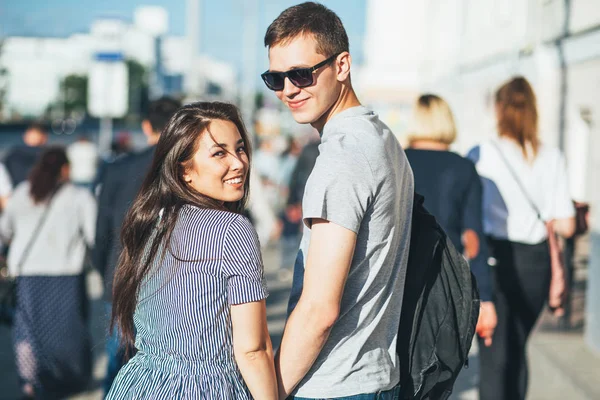 Mutlu genç çift aşık gençler arkadaşlar rahat tarzı şehir caddesinde birlikte yürüyüş giymiş — Stok fotoğraf