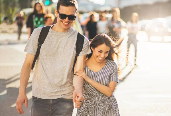 Feliz jovem casal apaixonado adolescentes amigos vestidos em estilo casual andando juntos na rua da cidade — Fotografia de Stock