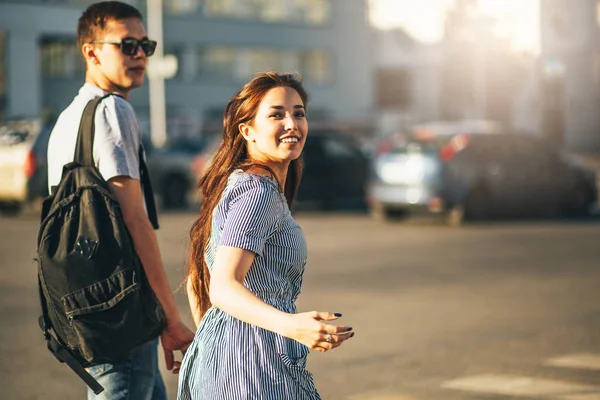 Feliz jovem casal apaixonado adolescentes amigos vestidos em estilo casual andando juntos na rua da cidade — Fotografia de Stock