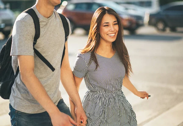 Feliz joven pareja enamorada adolescentes amigos vestidos con estilo casual caminando juntos en la calle de la ciudad — Foto de Stock