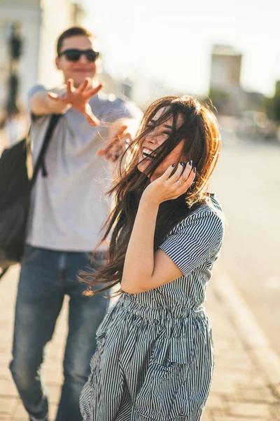 Feliz joven pareja enamorada adolescentes amigos vestidos con estilo casual caminando juntos en la calle de la ciudad — Foto de Stock