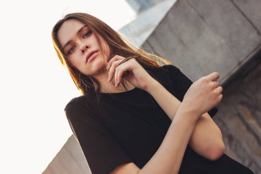 Şehir caddesinde genç güzel uzun rüzgar saç kız model