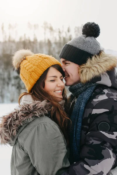 Το ευτυχισμένο ζευγάρι στην αγάπη με το δασικό πάρκο φύση στην κρύο σεζόν. Ταξίδια περιπέτειας ιστορία αγάπης — Φωτογραφία Αρχείου