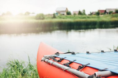Nehir rafting ve çim kıyısında balıkçılık için şişme katamaran