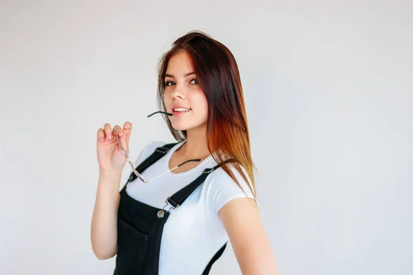 Felice spensierata ragazza adolescente sorridente con i capelli lunghi scuri a forma di cuore occhiali da sole e t-shirt bianca isolata — Foto Stock