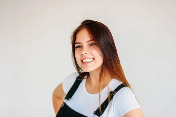 Kalp şeklinde güneş gözlüğü ve beyaz t-shirt izole koyu uzun saçlı Mutlu kaygısız gülümseyen genç kız — Stok fotoğraf