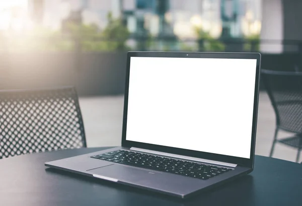 Laptop offen auf dem Tisch im Straßencafé im Freien, Attrappe auf, Busin — Stockfoto