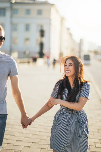 Felice giovane coppia innamorata adolescenti amici vestiti in stile casual camminare insieme sulla strada della città — Foto Stock