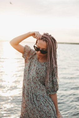 Sahilde elbise Afrika örgü ile güzel romantik genç kadın, yaz tatili zaman