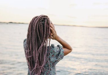 Sahilde elbise Afrika örgü ile güzel romantik genç kadın, arkadan görünüm, yaz tatil zamanı