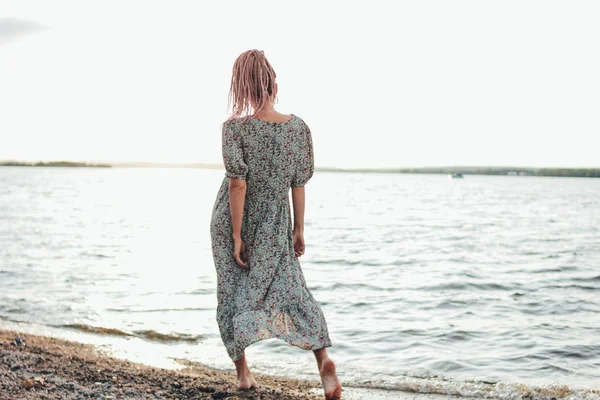 해변에서 드레스에 아프리카 머리띠와 아름다운 낭만적 인 젊은 여자, 뒤에서보기, 여름 휴가 시간 — 스톡 사진