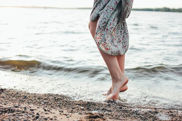 해변에서 드레스로맨틱 한 젊은 여자의 다리의 자르기 사진, 여름 휴가 시간 — 스톡 사진