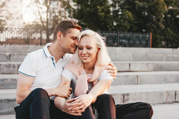 Feliz joven pareja enamorada vestida con estilo casual caminando por la calle — Foto de Stock