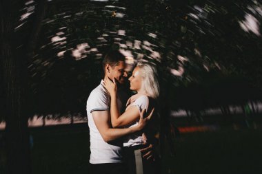 Gece parkta öpüşme aşk genç mutlu çift. Flaş efektleri ile fotoğraf