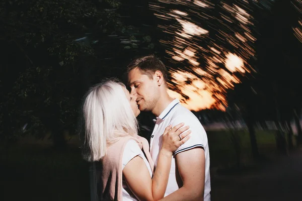Młody szczęśliwy para w miłość Całowanie w noc Park. Zdjęcie z efektami Flash — Zdjęcie stockowe