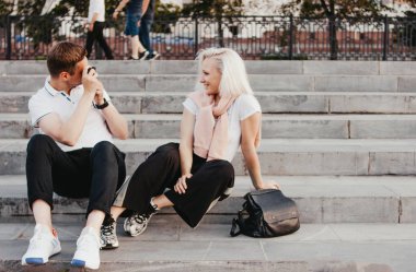 Genç mutlu çift içinde aşk Shoots her diğer üzerinde retro kamera üzerinde şehir sokak