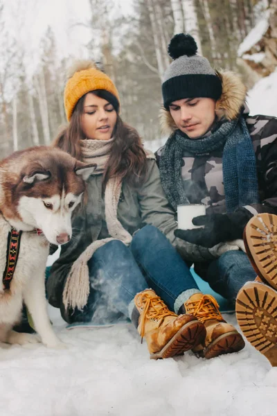 Det lyckliga paret med hund Haski i skogen natur Park i kalla års tiden. Resa äventyr kärleks historia — Stockfoto