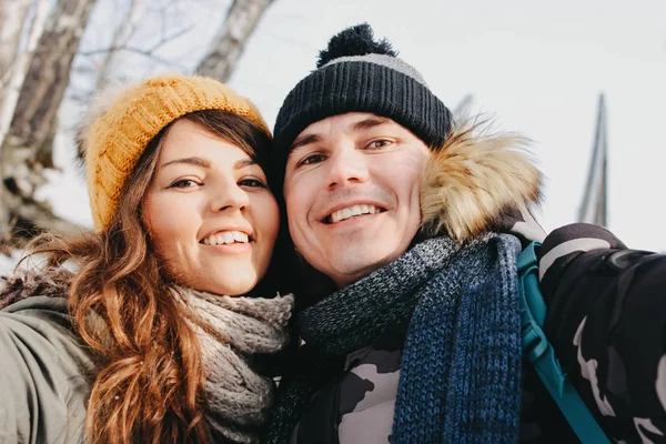 Το ευτυχισμένο ζευγάρι στην αγάπη κάνοντας selfie στο δασικό πάρκο φυσικού πάρκου σε κρύα σεζόν. Ταξίδια περιπέτεια ιστορία αγάπης — Φωτογραφία Αρχείου