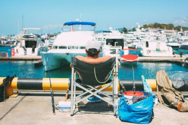 Soçi, Rusya - 05 Ağustos 2019. Yatlar ile liman arka planda Adam balıkçılık