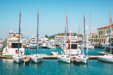 Soçi, Rusya - 05 Ağustos 2019. Demirli yatlar ile deniz limanı