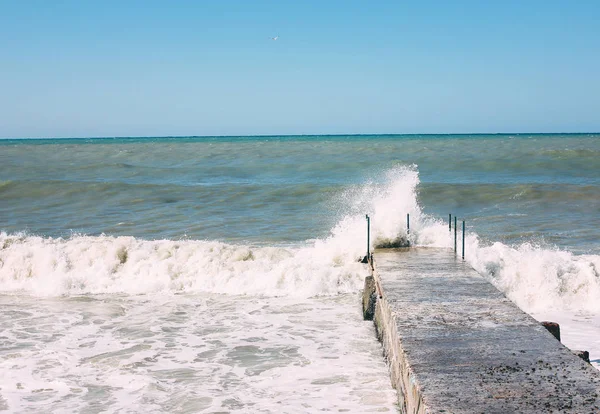 Mar Negro durante la tormenta, Sochi, Rusia, fondo de la naturaleza —  Fotos de Stock