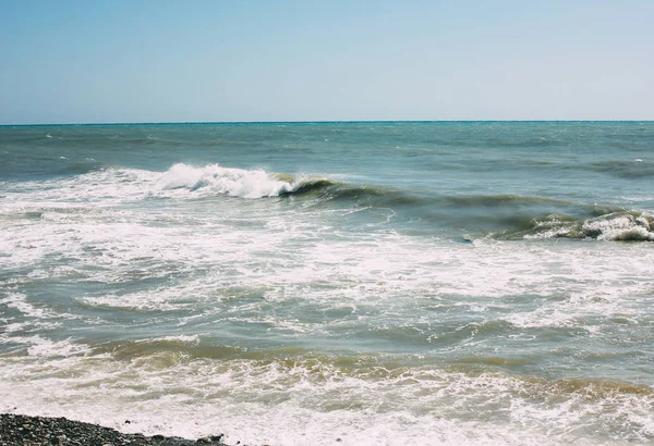 Zwarte Zee tijdens storm, Sotsji, Rusland, natuur achtergrond — Stockfoto