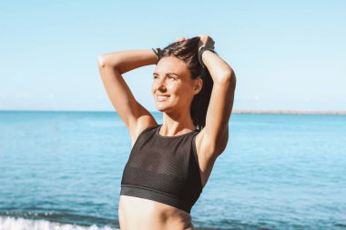 Sabah deniz plajında spor genç ince atletik uzun saç şehvetli kadın, sağlıklı yaşam tarzı