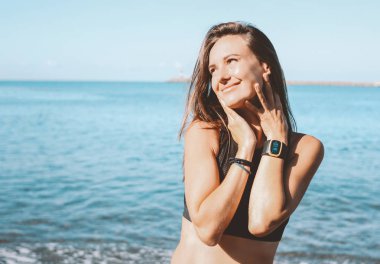 Sabah deniz plajında spor giyim genç ince atletik uzun saç şehvetli kadın, sağlıklı yaşam tarzı