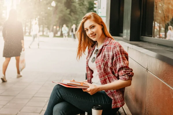 Krásná zravá studentka, oblečená v příležitostných šatech na ulici ve městě — Stock fotografie