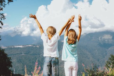 Dağ tatil, aile seyahat macera yaşam tarzı harika bir görünüm arayan Çocuklar erkek ve kız kardeş arkadaşlar