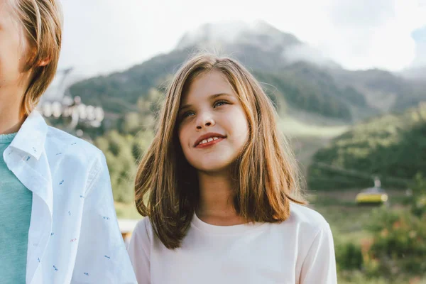 Enfants frères et sœurs amis levez les yeux avec admiration dans le contexte de la station de montagne, Voyage en famille — Photo