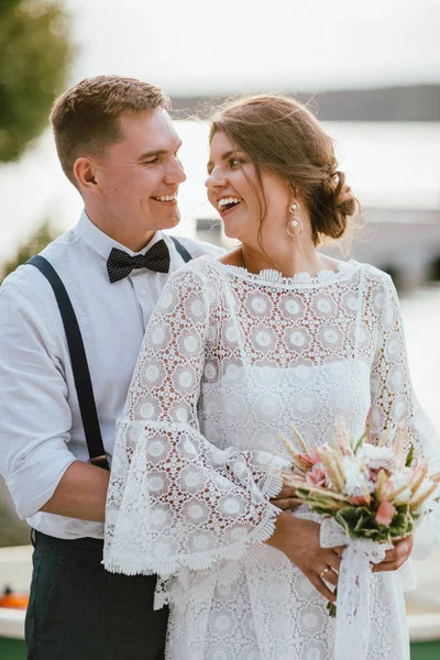 Feliz casal recém-casado, sorrindo noiva morena jovem com buquê estilo boho com noivo, close up retrato ao ar livre — Fotografia de Stock