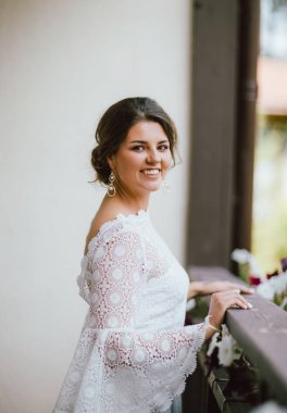 Balkonda beyaz dantel elbise güzel gülümseyen gelin esmer genç kadın, portrai yakın