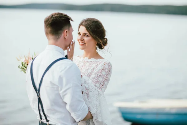 Feliz casal recém-casado perto do lago, sorrindo noiva morena jovem com noivo, close up retrato ao ar livre — Fotografia de Stock