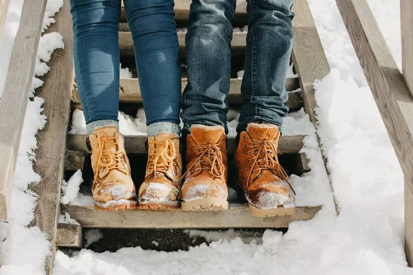 The crop photo of young couple at the nature park in cold season. Travel adventure love story — Stock Photo, Image