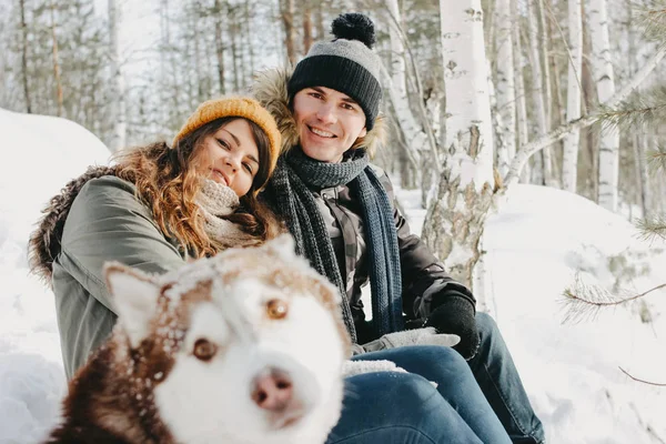 Το ευτυχισμένο ζευγάρι με το σκύλο Haski στο δασικό πάρκο φυσικού πάρκου σε κρύα εποχή. Ταξίδια περιπέτεια ιστορία αγάπης — Φωτογραφία Αρχείου