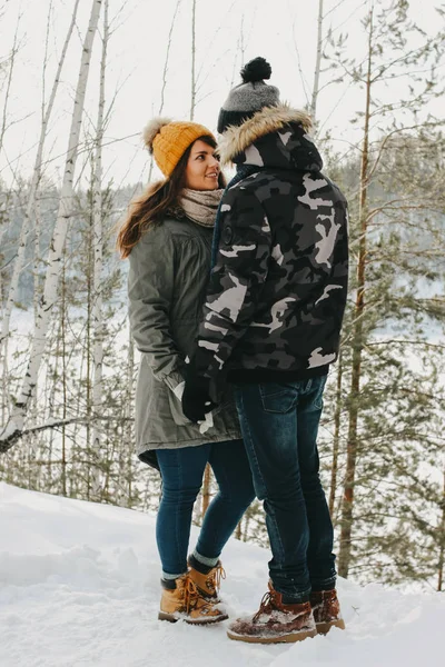 La feliz pareja enamorada en el parque natural del bosque en temporada fría. Viajes aventura historia de amor —  Fotos de Stock