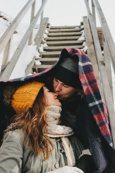 La feliz pareja enamorada haciendo selfie en el parque natural del bosque en la estación fría. Viajes aventura historia de amor —  Fotos de Stock