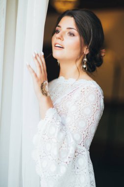 Pencereye yakın beyaz dantel elbise güzel gelin esmer genç kadın, portre kadar yakın