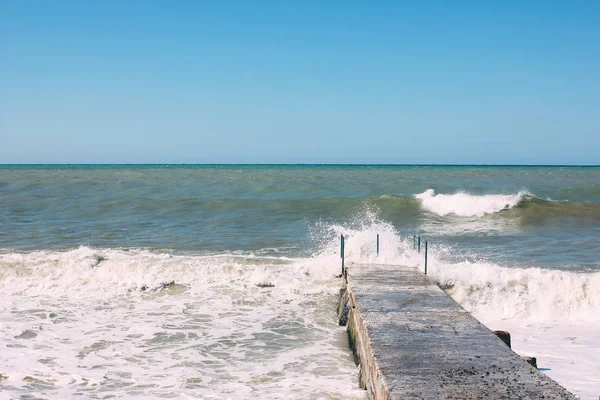 Otoño Mar Negro durante la tormenta, Sochi, Rusia, fondo de la naturaleza —  Fotos de Stock